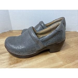 Women's B.Ø.C by BORN Gray/Silver Clogs Ankle Pull-On Snakeskin Print SIZE 6 M